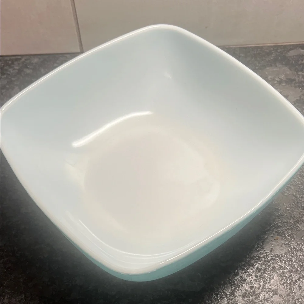 Pyrex #025 2.5 qt Square Aqua Bowl. Exc condition. No chips or cracks